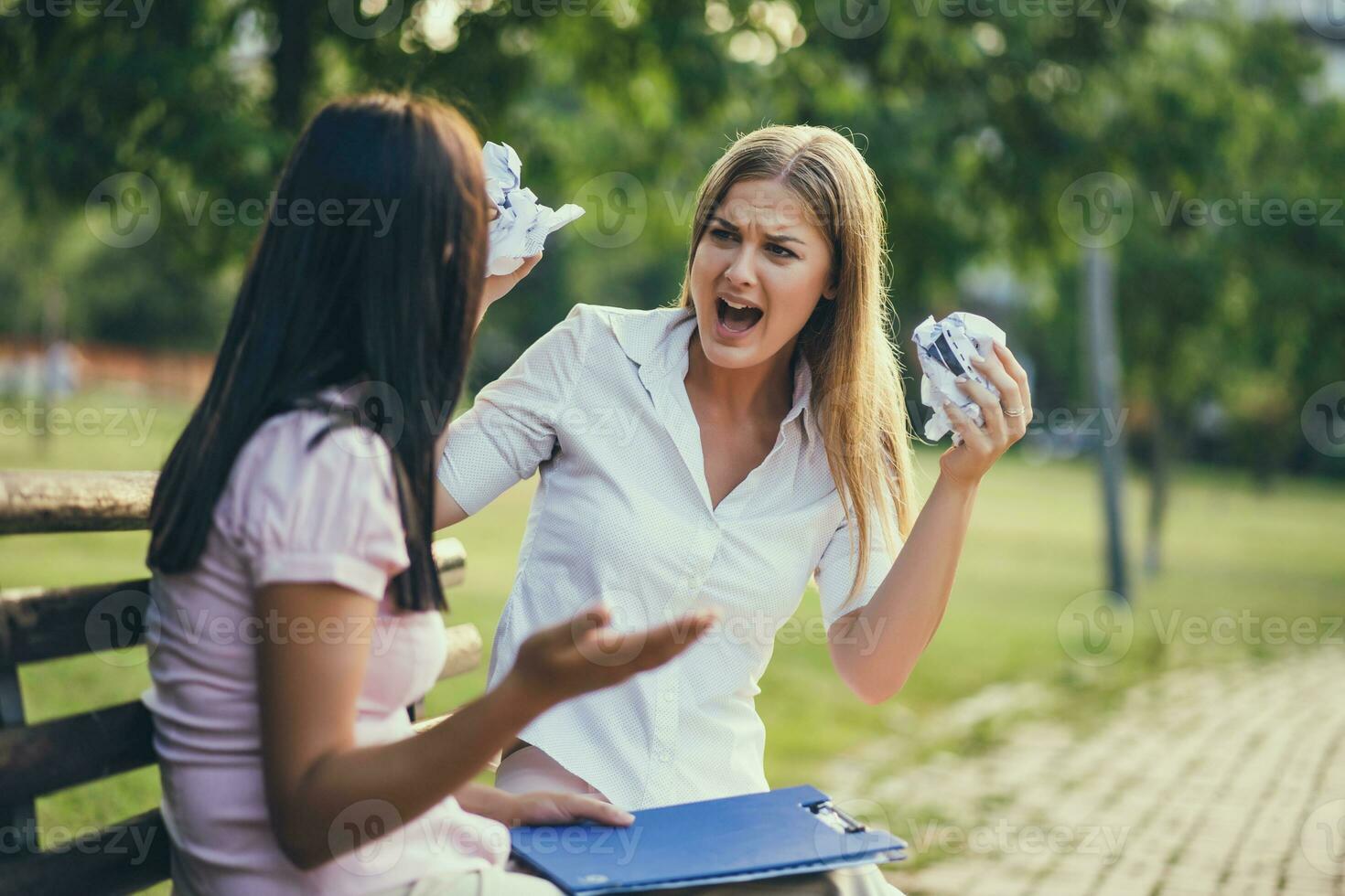 o negócio colegas estão discutindo dentro parque em pausa. foto