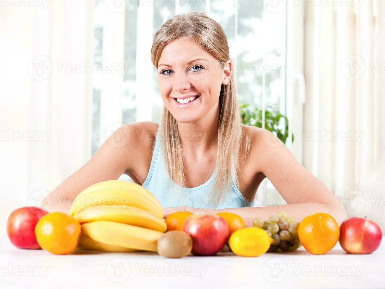 jovem Loiras mulher com fruta para saúde e bem estar conceito foto