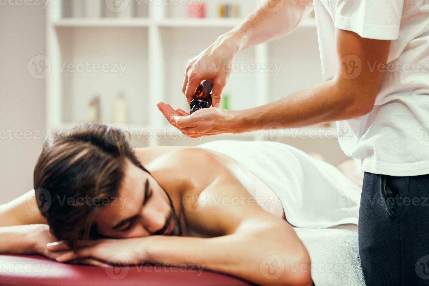 uma homem obtendo uma costas massagem foto