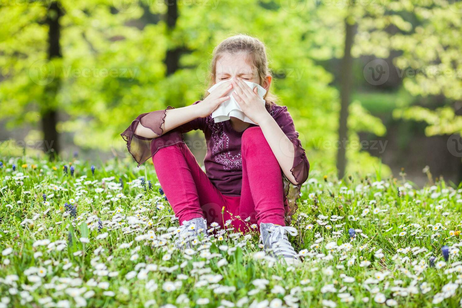 uma menina gastos Tempo ao ar livre foto