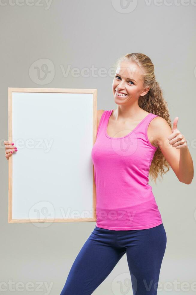 uma mulher apontando para uma exibição foto