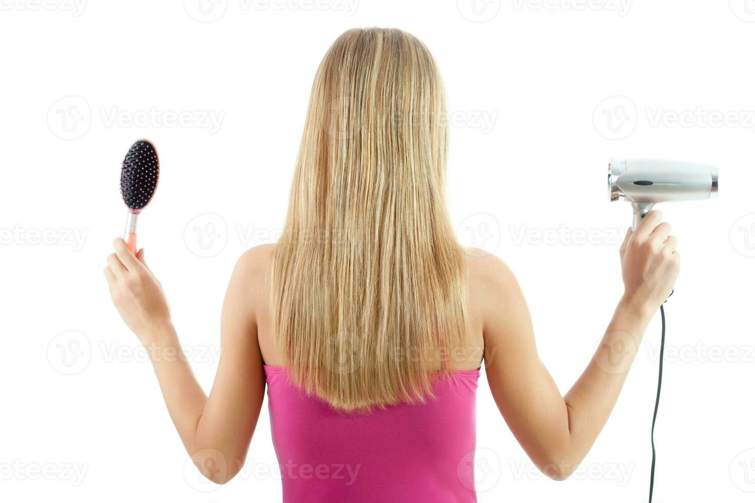 uma mulher levando Cuidado do dela cabelo foto
