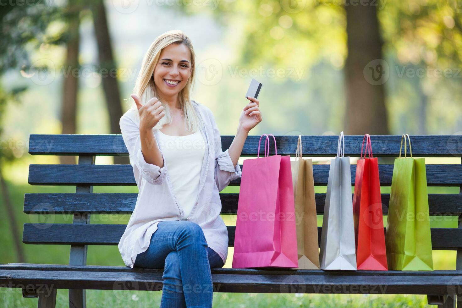 uma mulher com compras bolsas foto