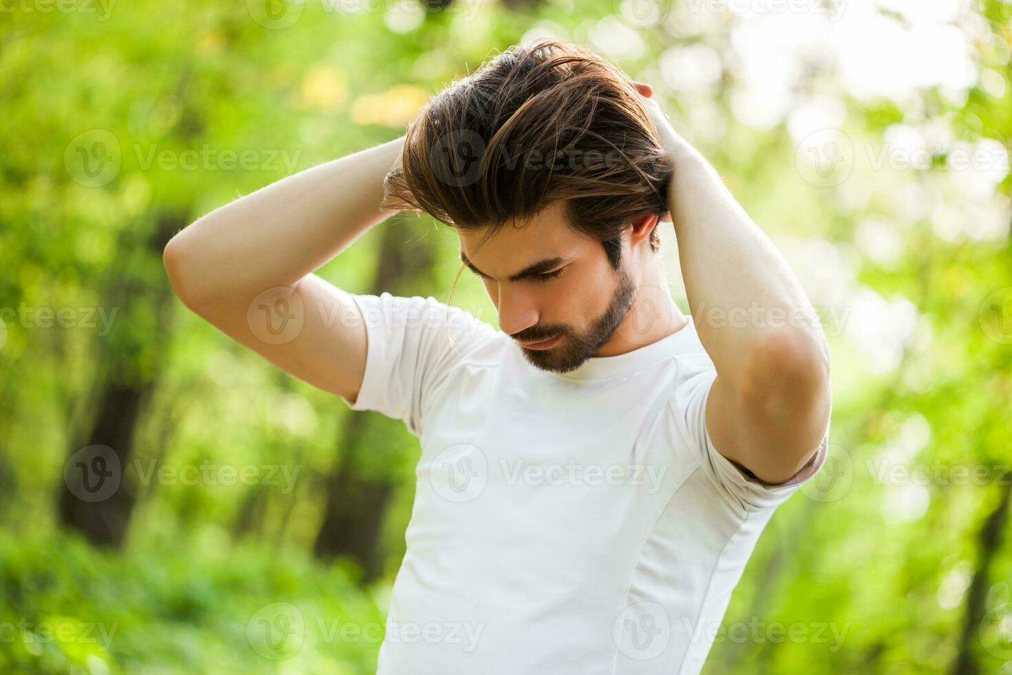 uma homem fazendo fisica exercícios foto