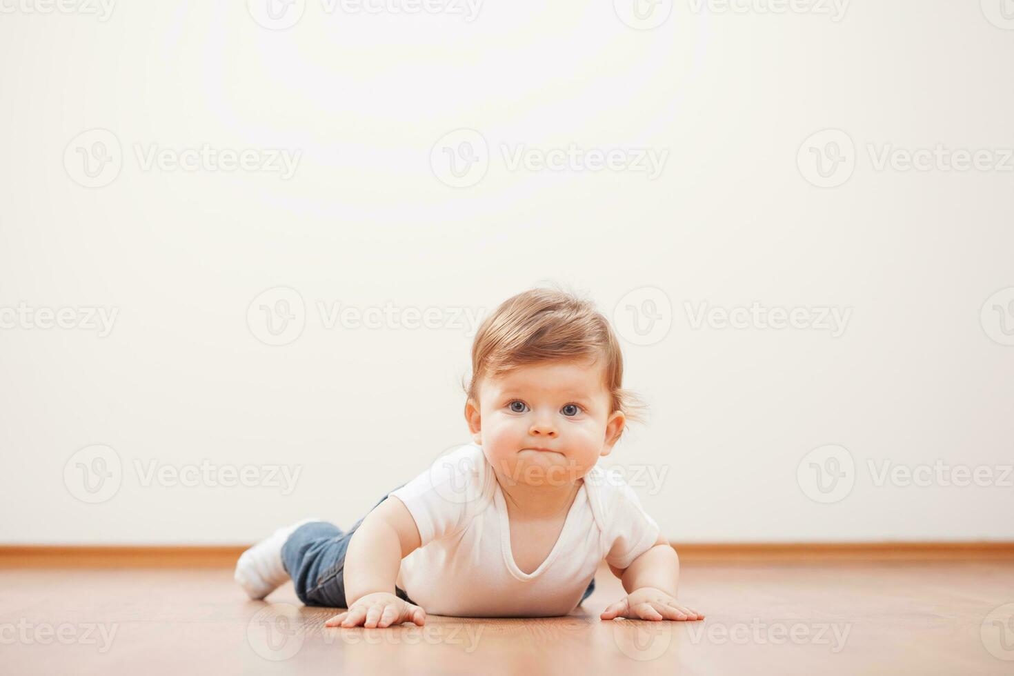 uma pequeno criança em a chão foto