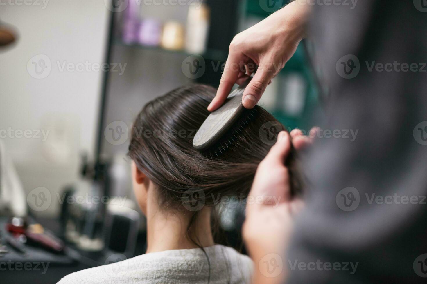uma mulher às uma cabelo salão foto
