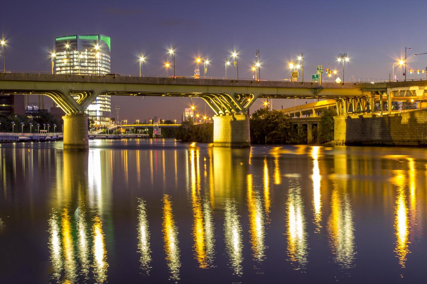Filadélfia, 13 de novembro de 2016 - ponte refletida na água à noite foto