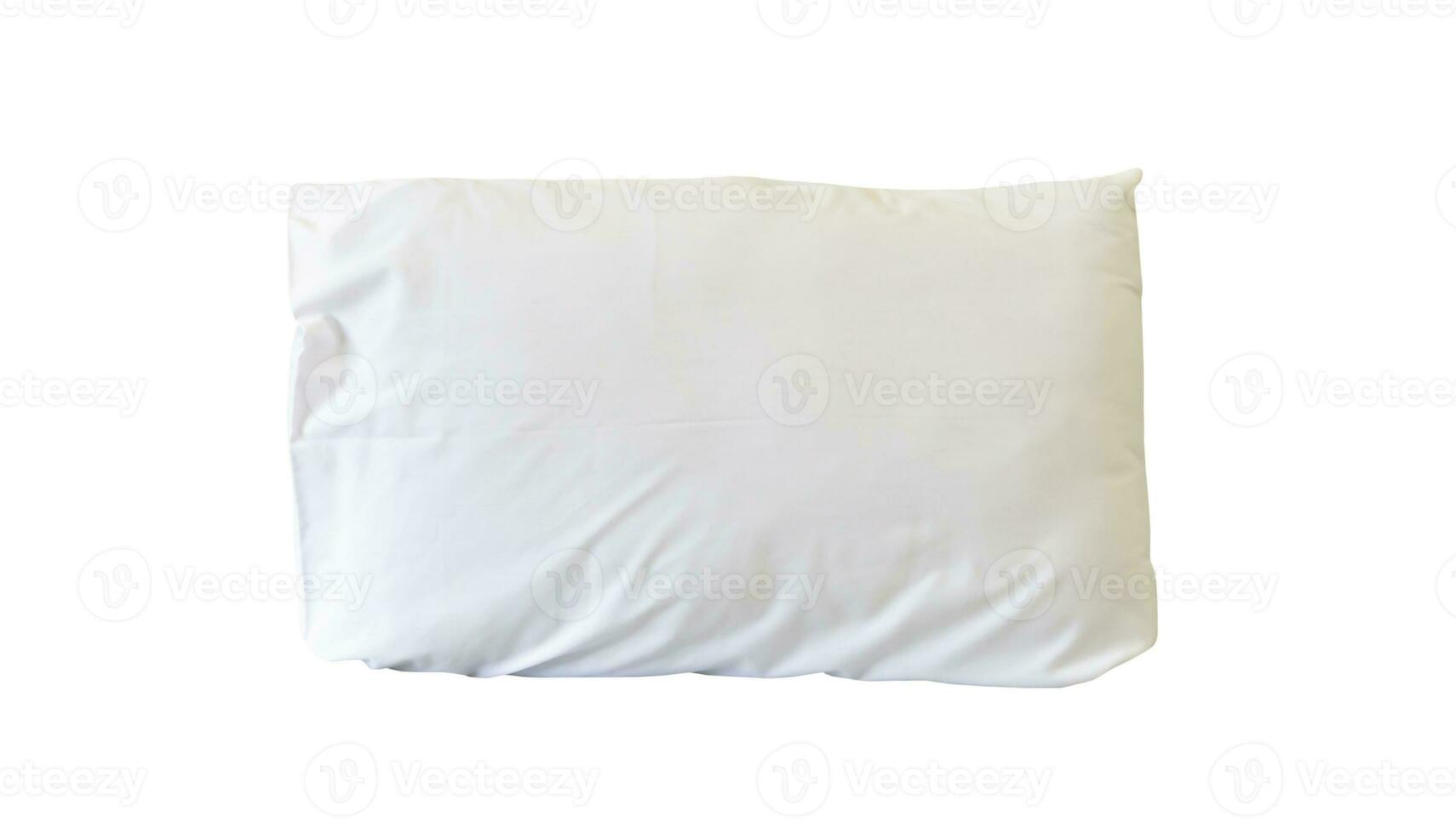 travesseiro branco com estojo após o uso do hóspede no quarto de hotel ou resort isolado no fundo branco com traçado de recorte, conceito de sono confortável e feliz na vida diária foto
