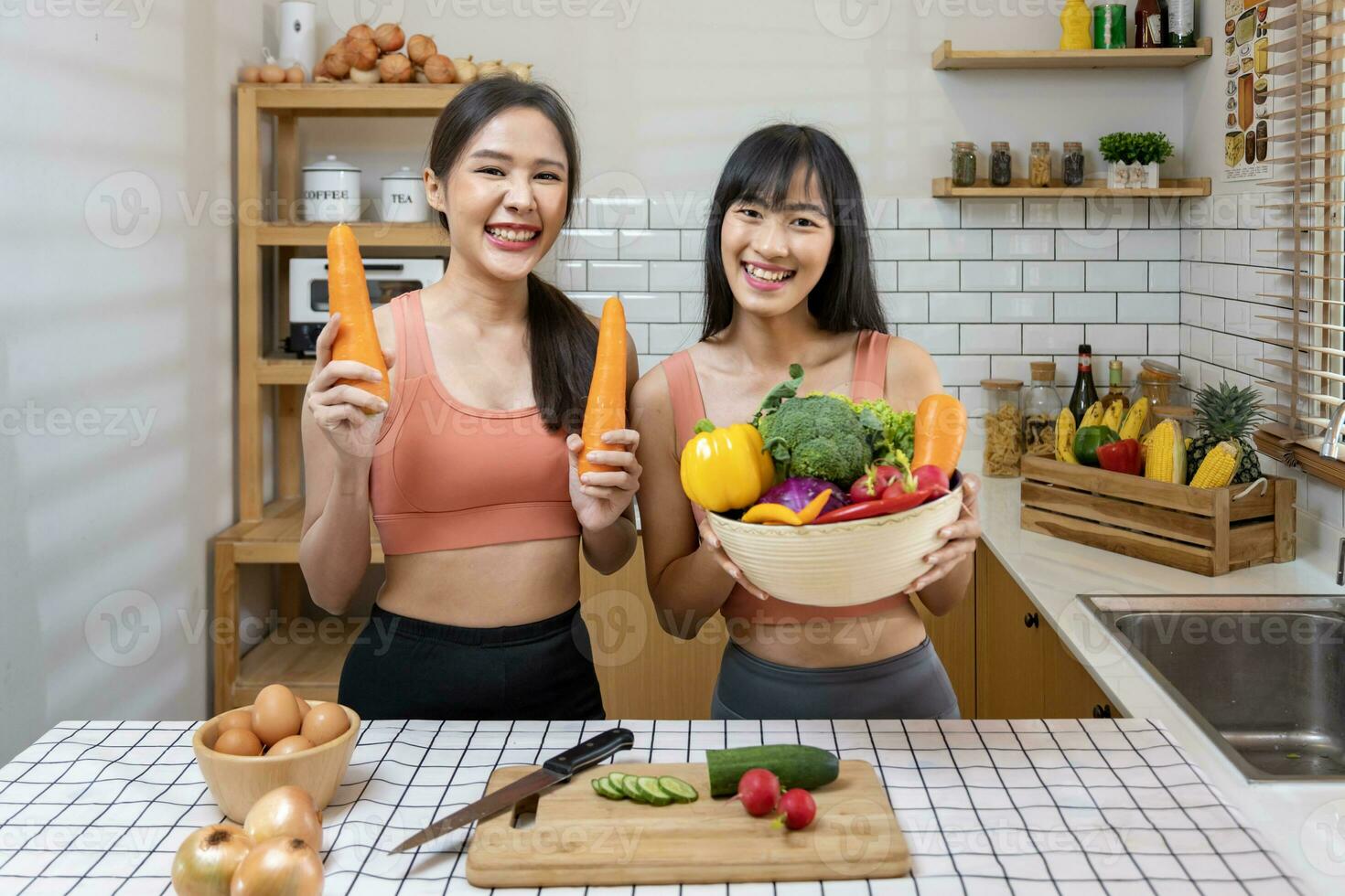 irmã asiática está tendo uma comida e bebida saudáveis enquanto se ajudam a cozinhar na cozinha para o conceito de ingrediente vegano, vegetariano e à base de plantas foto