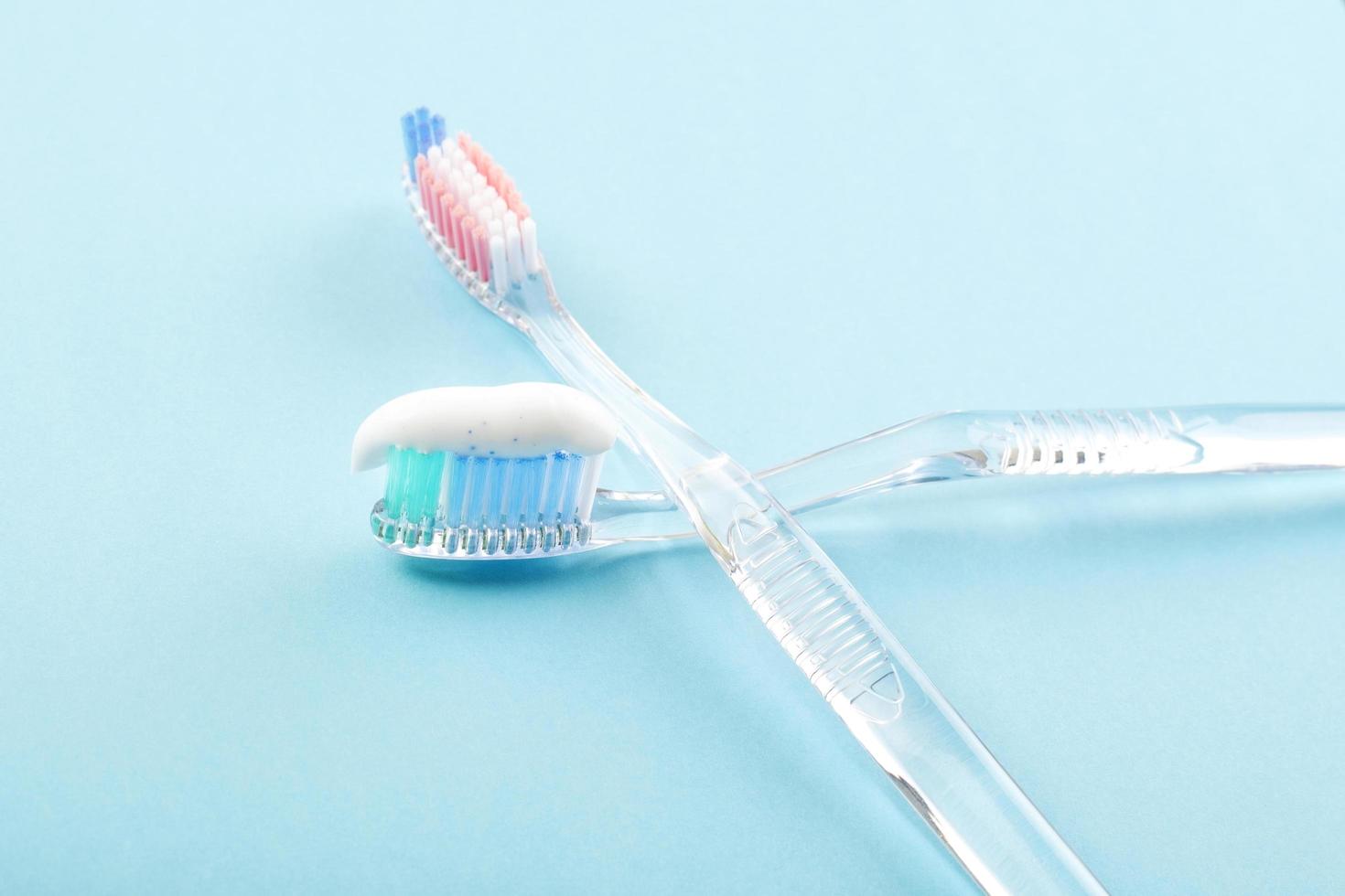 escovas de dente no conceito simples de saúde bucal foto
