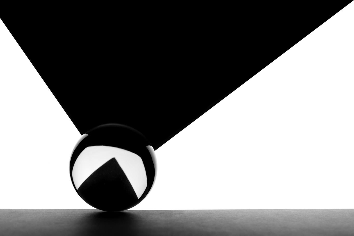 uma bola de lente em fundo geométrico foto
