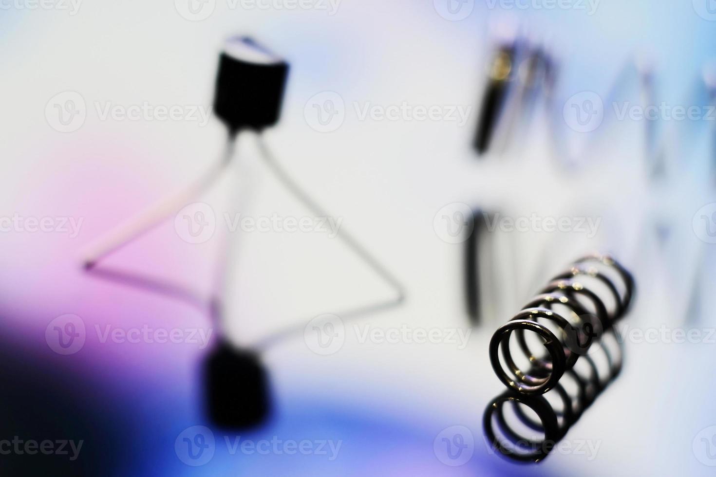 mola de metal e um transistor foto