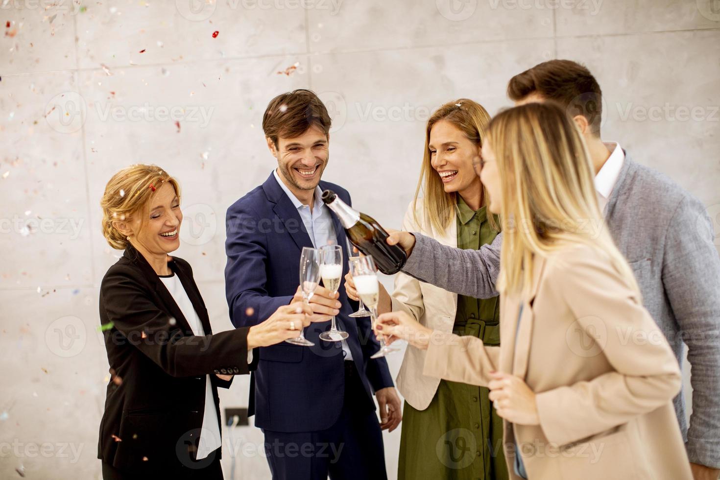 pessoas brindando em comemoração foto