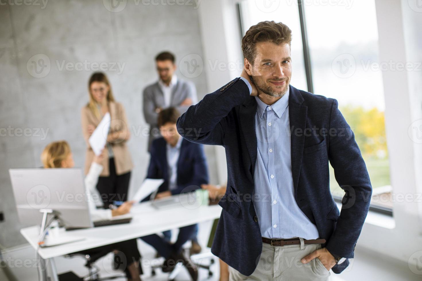 homem com a mão no pescoço na frente do time foto