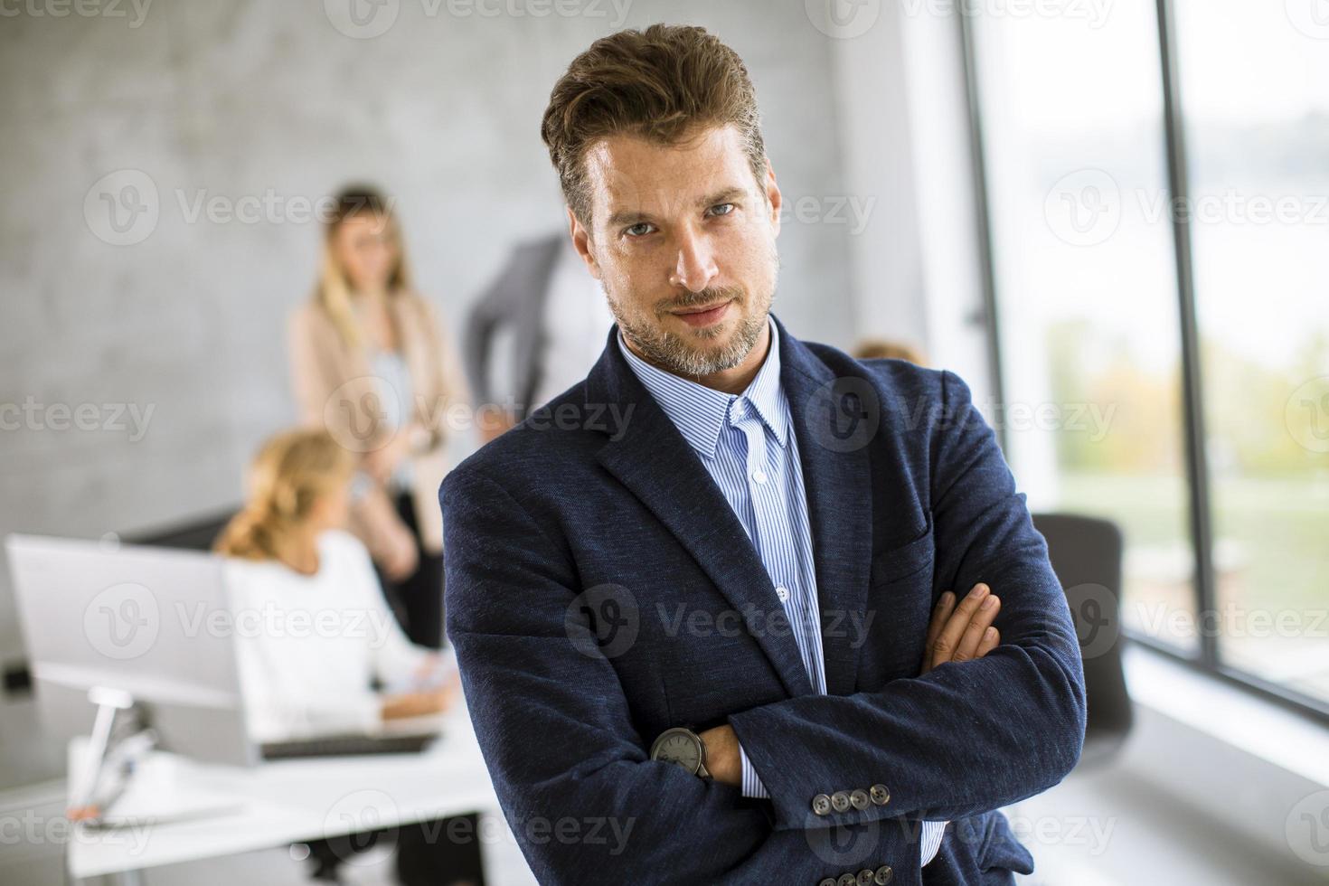 homem sério na frente da equipe foto