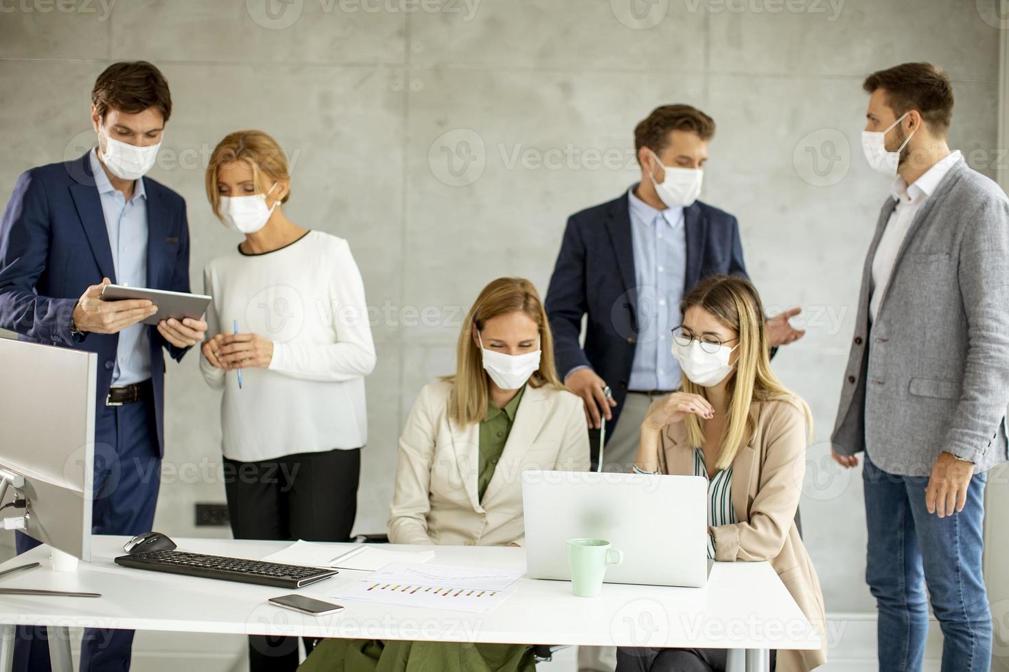 grupo de profissionais mascarados em reunião foto