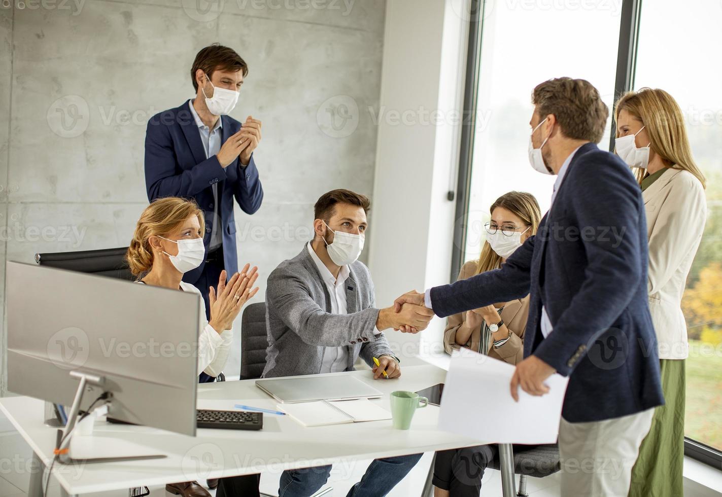 profissionais reunidos com máscaras foto