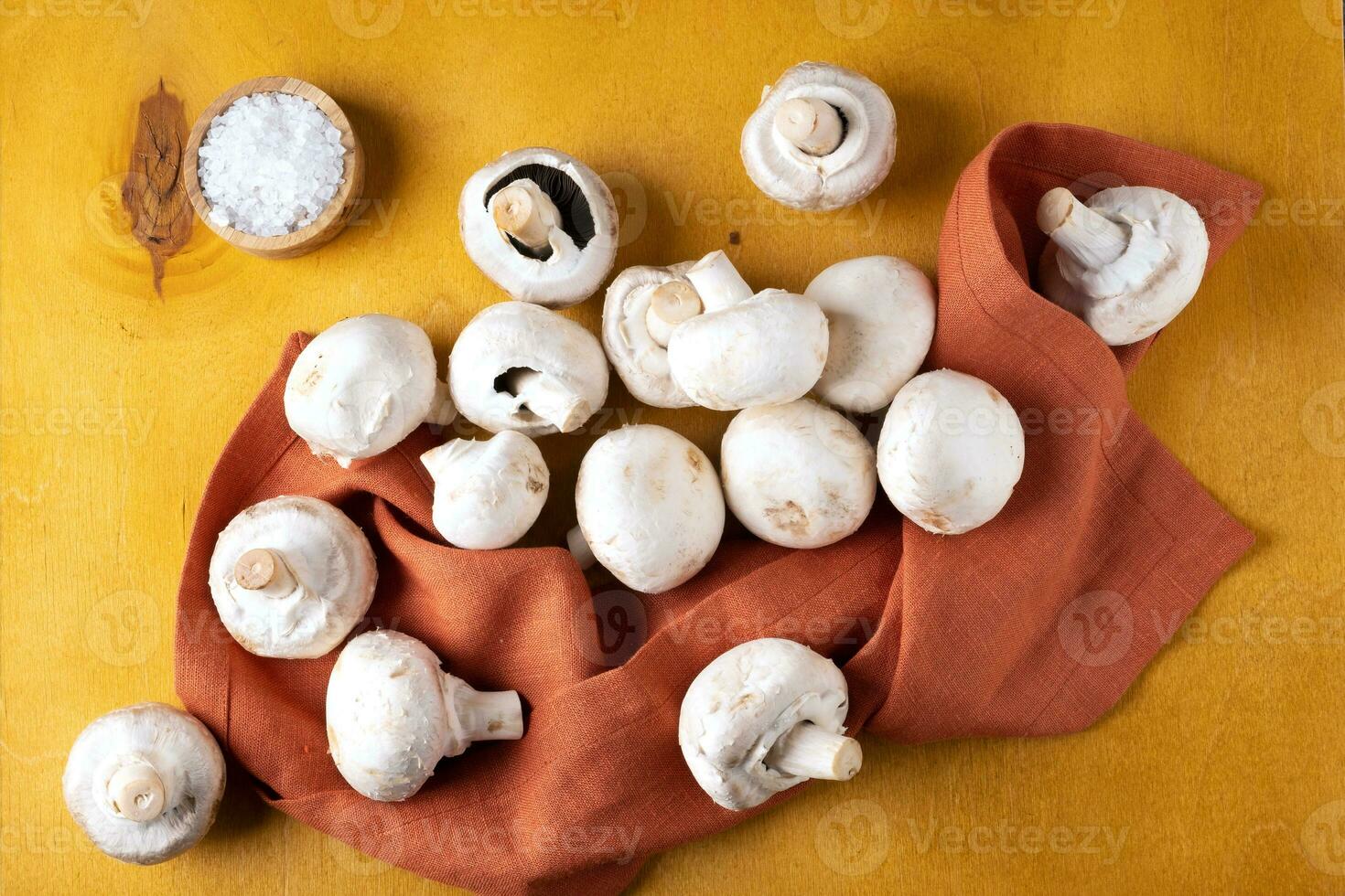 cogumelo cogumelos em uma linho guardanapo em uma amarelo fundo. foto