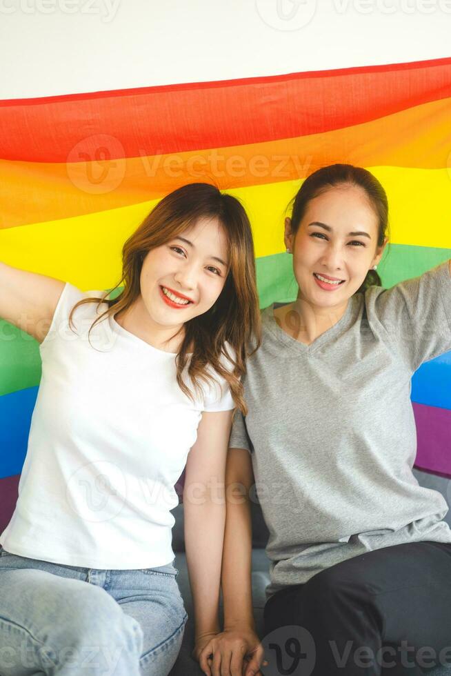 retrato do feliz sorrir sudeste ásia mulher lgbt casal com arco Iris orgulho bandeira foto