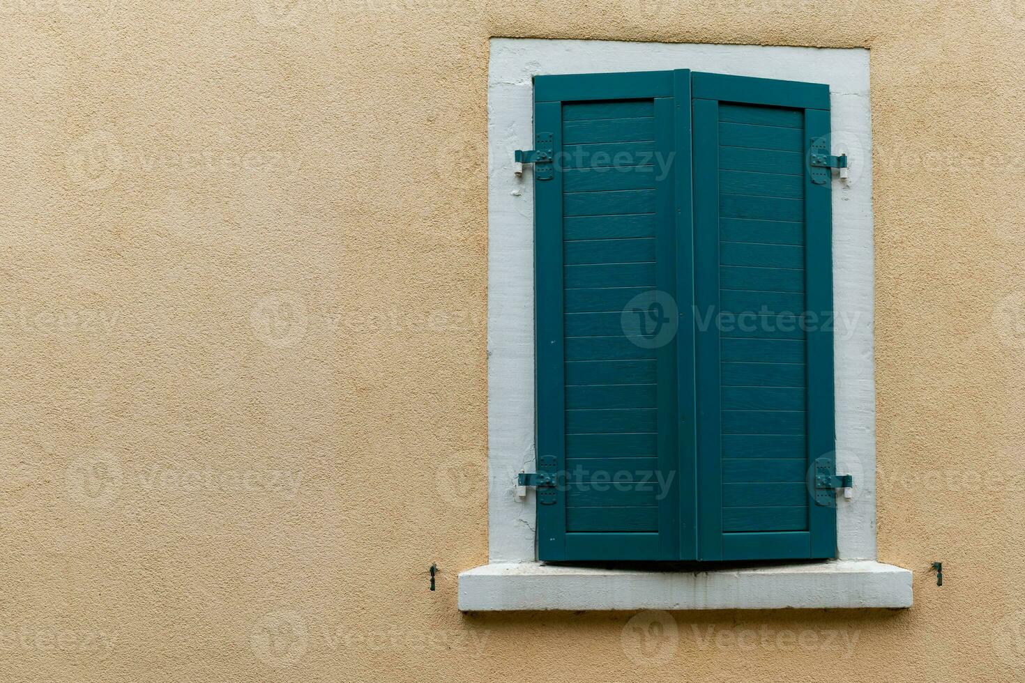 uma fechadas de madeira obturador em a parede do uma casa foto