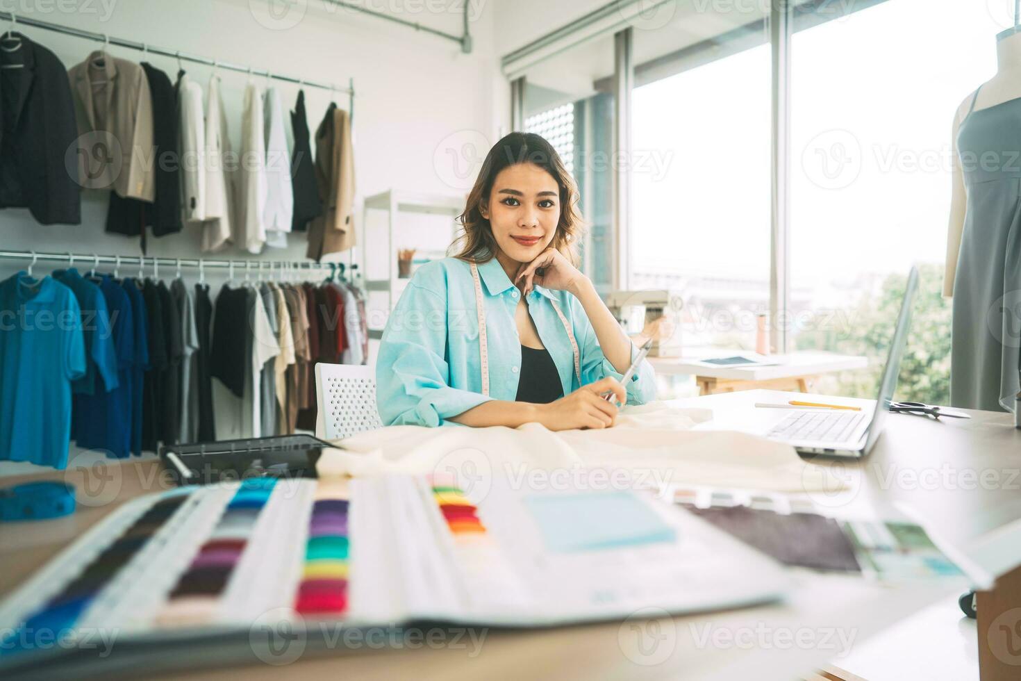 adulto ásia mulher alfaiate desenhador fazer roupas para o negócio começar acima estúdio costureira foto