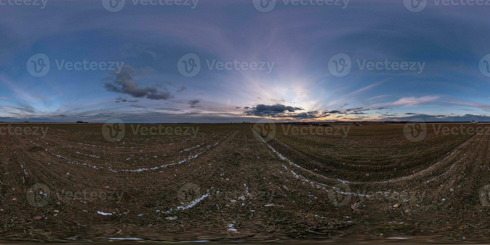 tarde 360 hdri panorama em agricultura campo com nuvens em Sombrio azul céu com dentro equirretangular esférico desatado projeção, usar Como céu substituição dentro zangão panoramas, jogos desenvolvimento Como céu cúpula foto