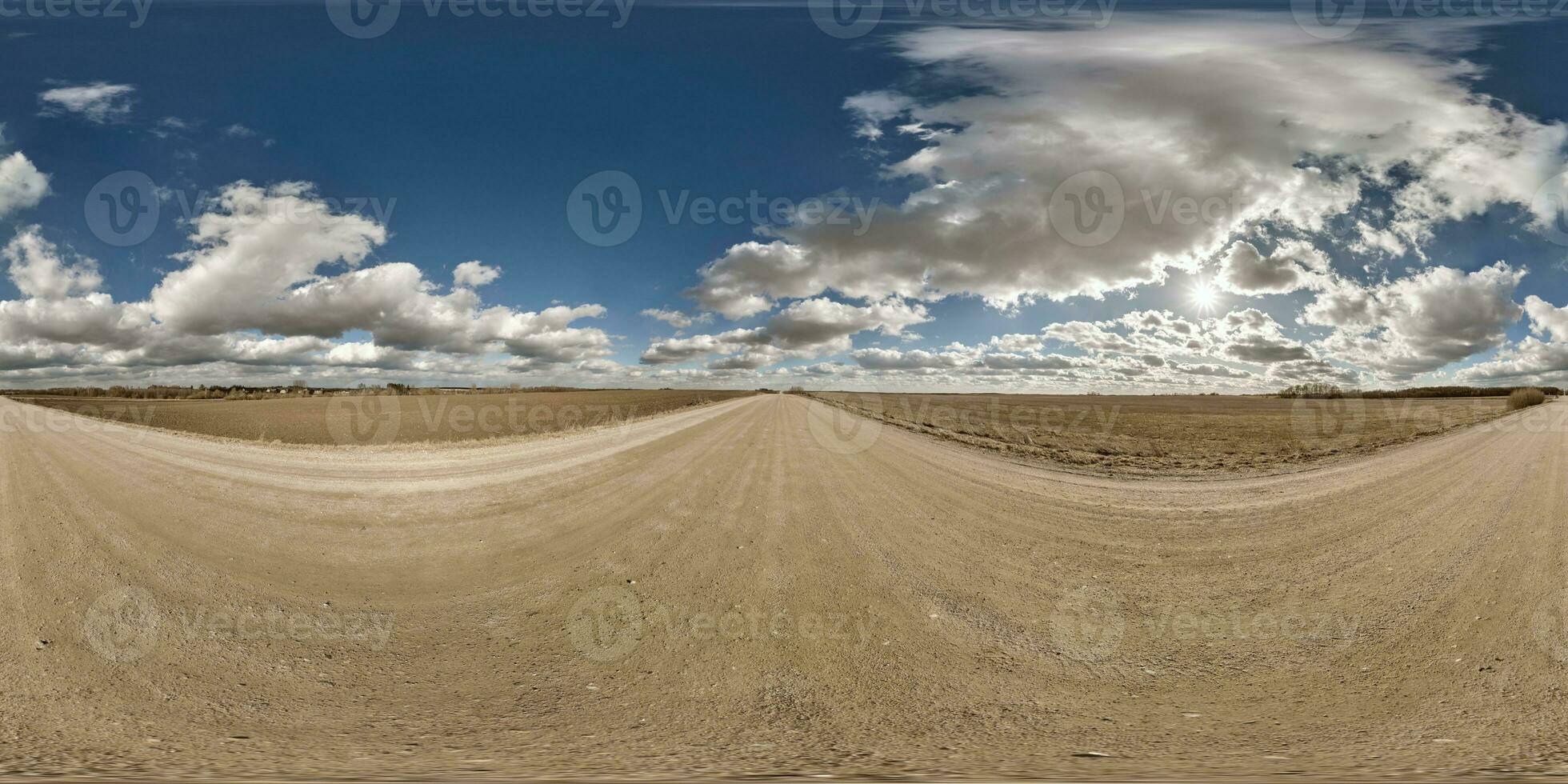 esférico 360 hdri panorama em cascalho estrada com nuvens e Sol em azul céu dentro equirretangular desatado projeção, usar Como céu substituição dentro zangão panoramas, jogos desenvolvimento Como céu cúpula ou vr conteúdo foto