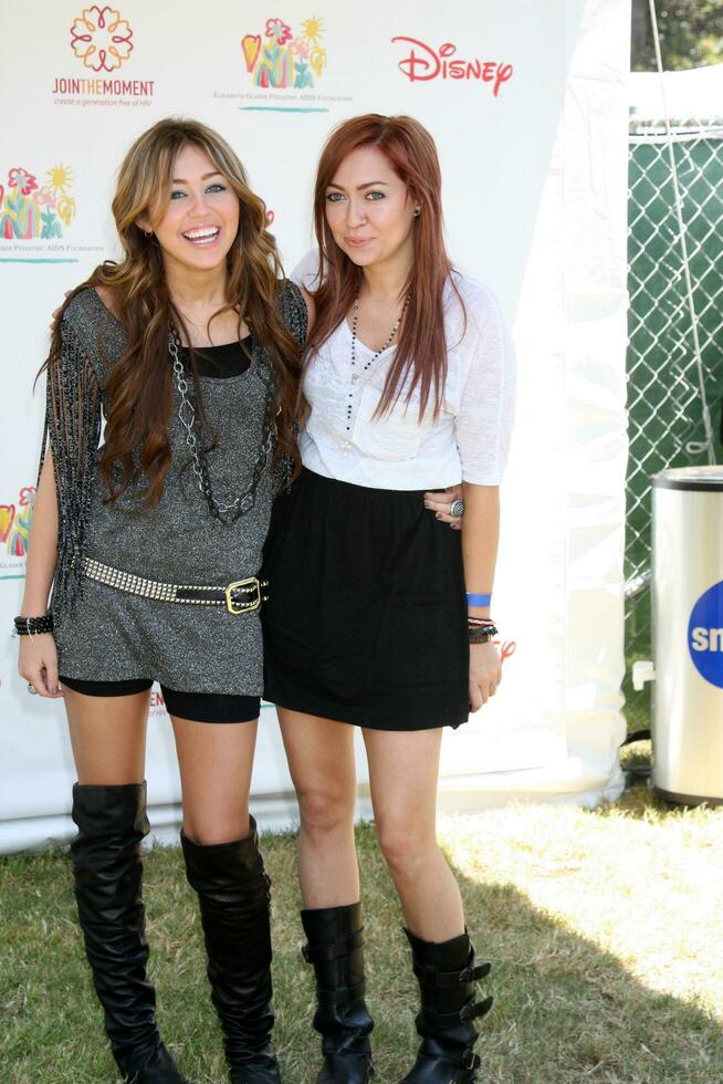 miley cyrus e irmã brandi cyrus A chegar às a uma Tempo para Heróis celebridade carnaval beneficiando a elizabeth glacê pediatria Auxilia Fundação às a Wadsworth teatro motivos dentro Westwood , ca em Junho 7, 2009 foto