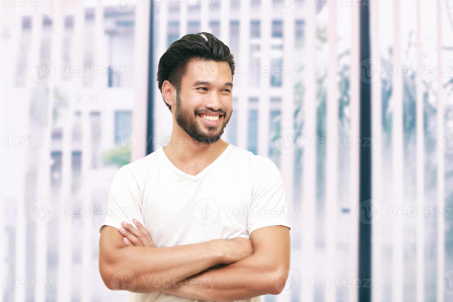 homem bonito asiático com bigode sorrindo e rindo foto