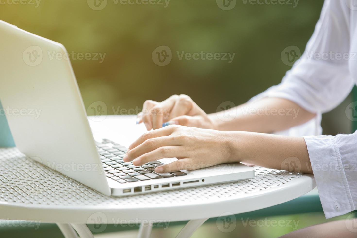 mãos usando laptop para trabalhar fora foto