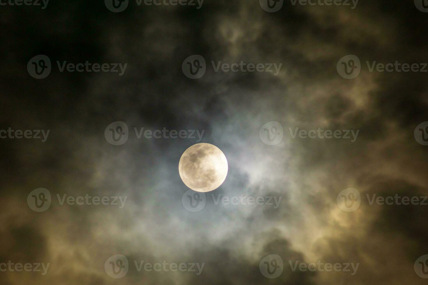 noite galáxia Visão com lua durante penumbral cheio lua foto