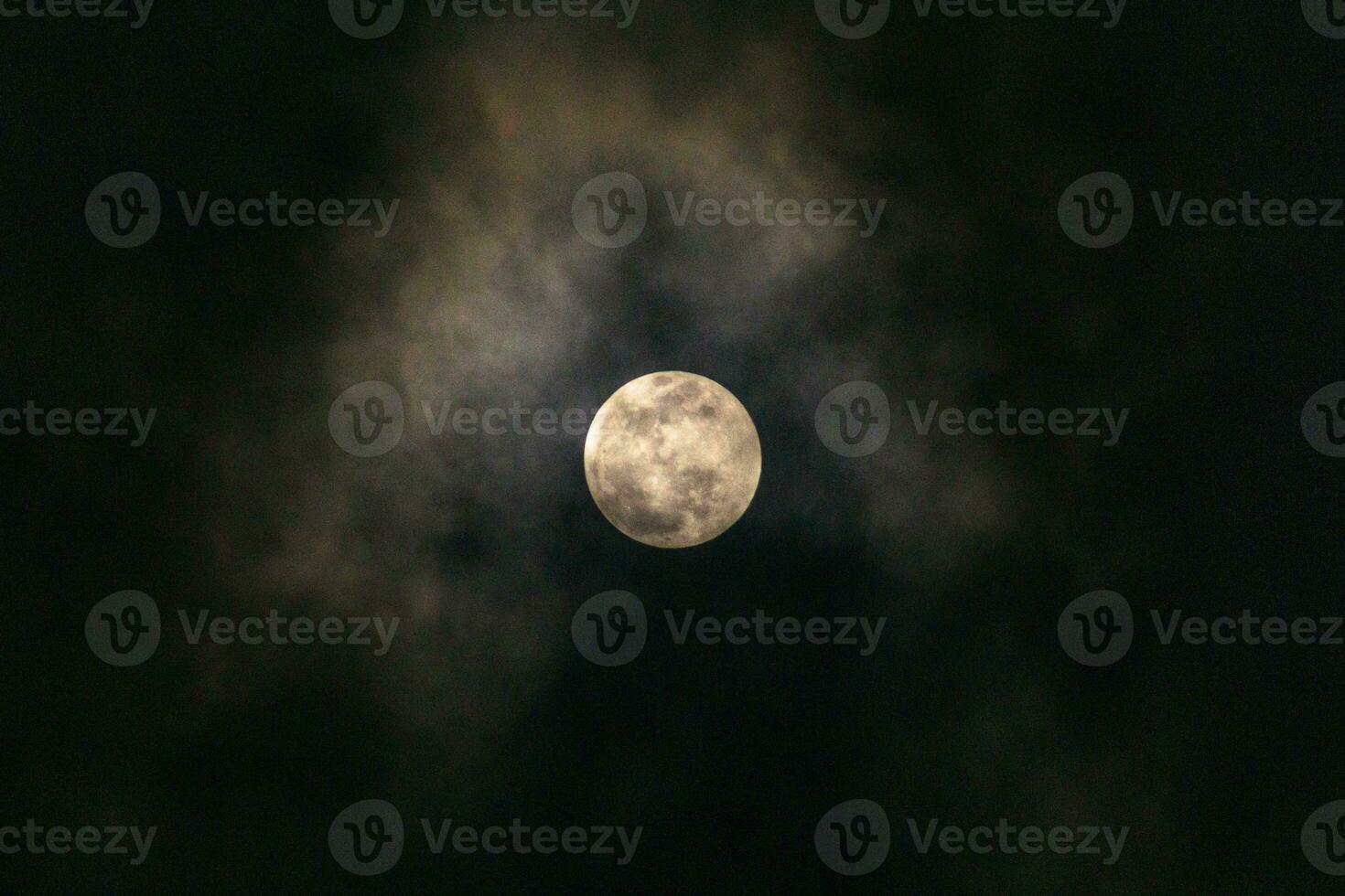 noite galáxia Visão com lua durante penumbral cheio lua foto