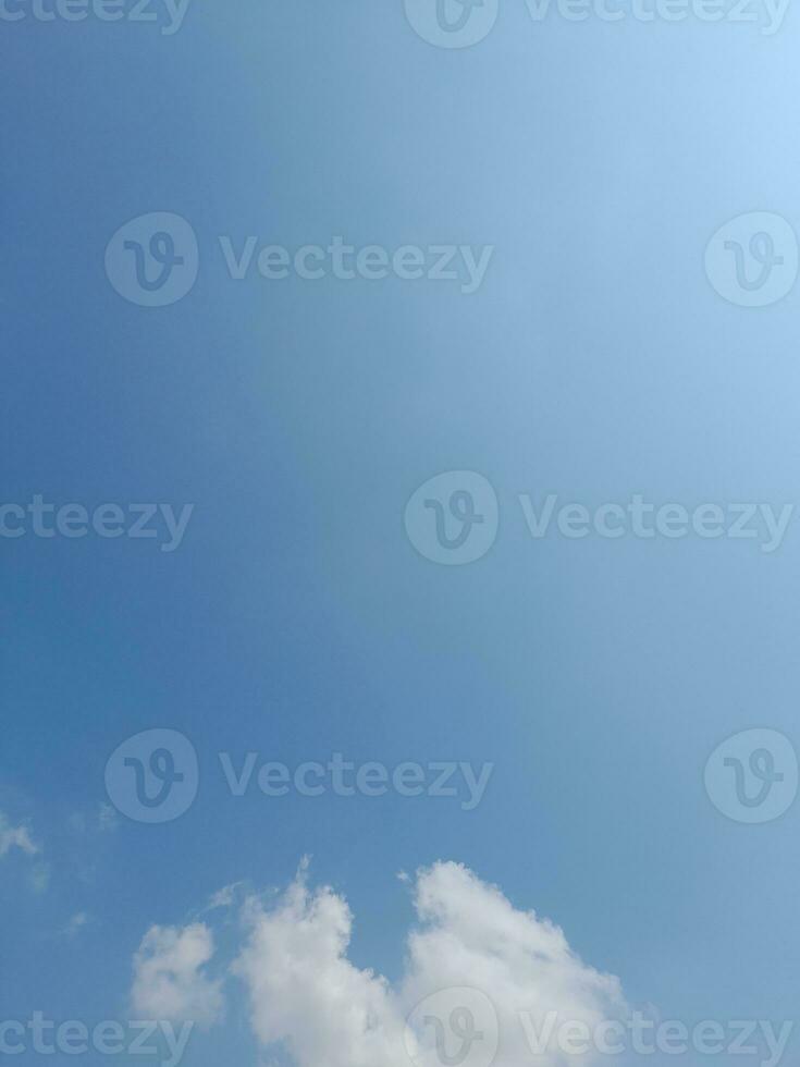 a branco nuvens em a azul céu estão perfeito para a fundo. skyscape em lombok ilha, Indonésia foto