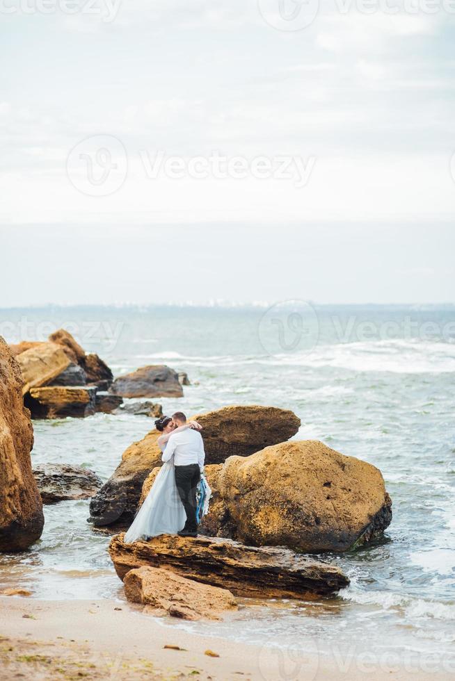 o mesmo casal com uma noiva em um vestido azul anda foto