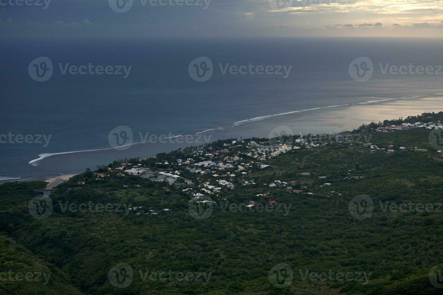 aéreo Visão do la saline-les-bains às crepúsculo foto