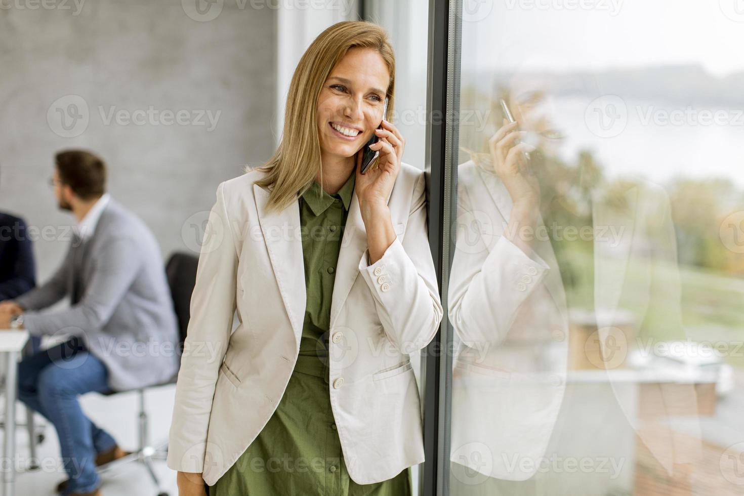 empresária falando no telefone foto