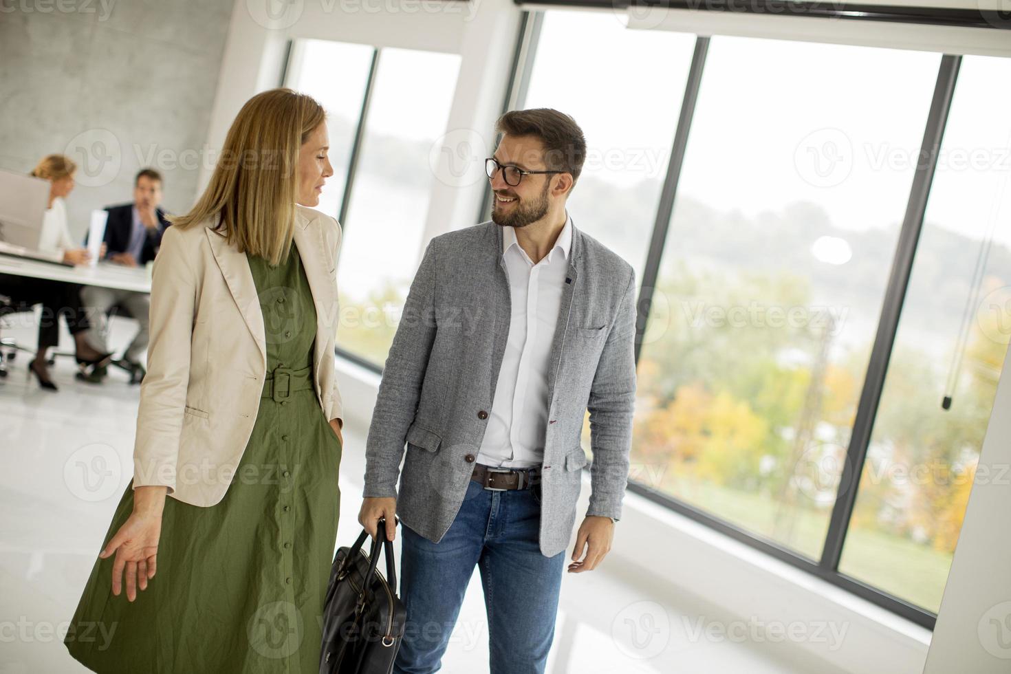 dois colegas de trabalho caminhando e conversando foto