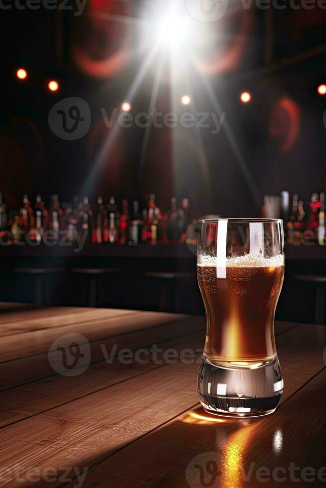 foco luz feixes em de madeira mesa com frio Cerveja vidro. borrado interior do bar às a fundo. generativo ai. foto