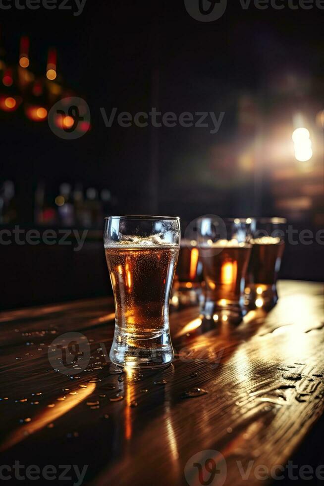 frio Cerveja ou Uísque óculos com condensação em de madeira mesa. borrado interior do bar às a fundo. generativo ai. foto