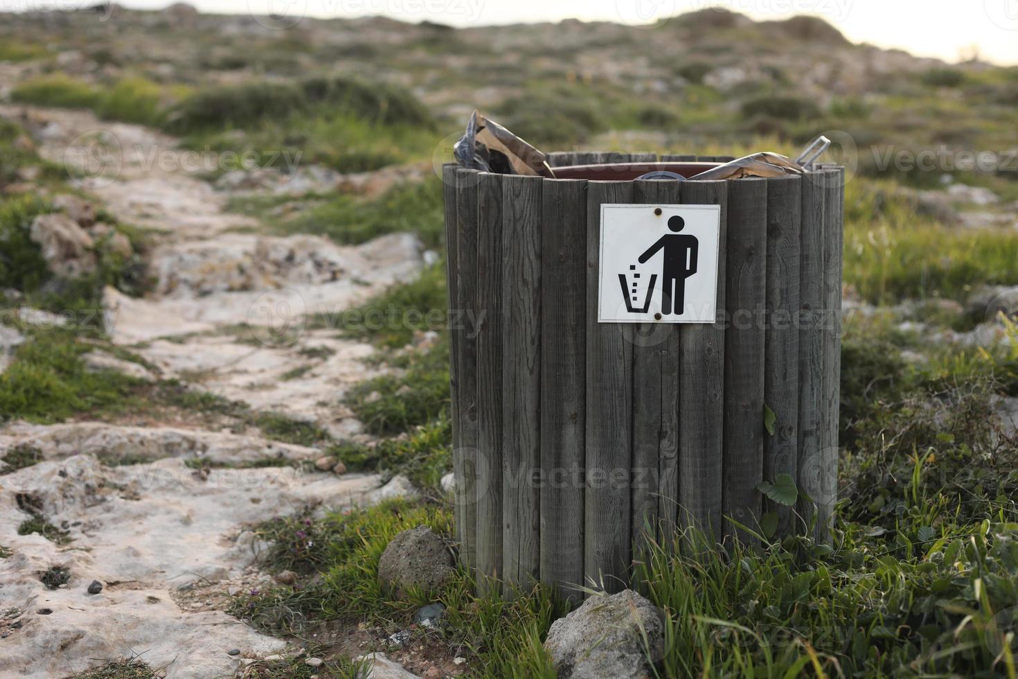 lixo de madeira ou lata de lixo em áreas costeiras perto do mar foto