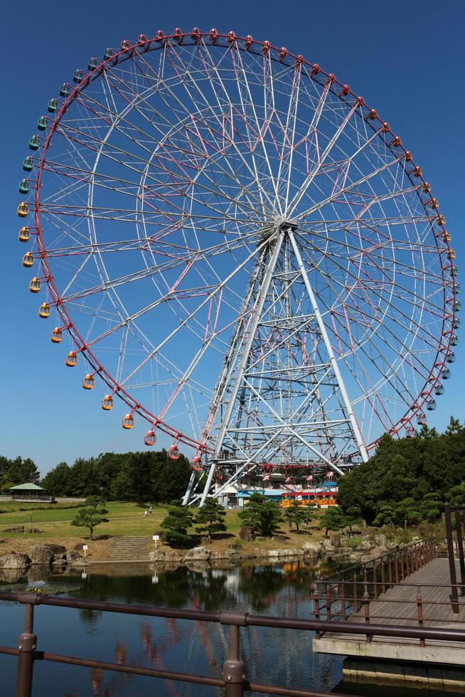 roda-gigante no parque de diversões com céu azul foto