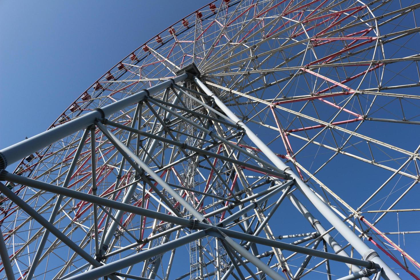 roda gigante com céu azul no parque de diversões foto