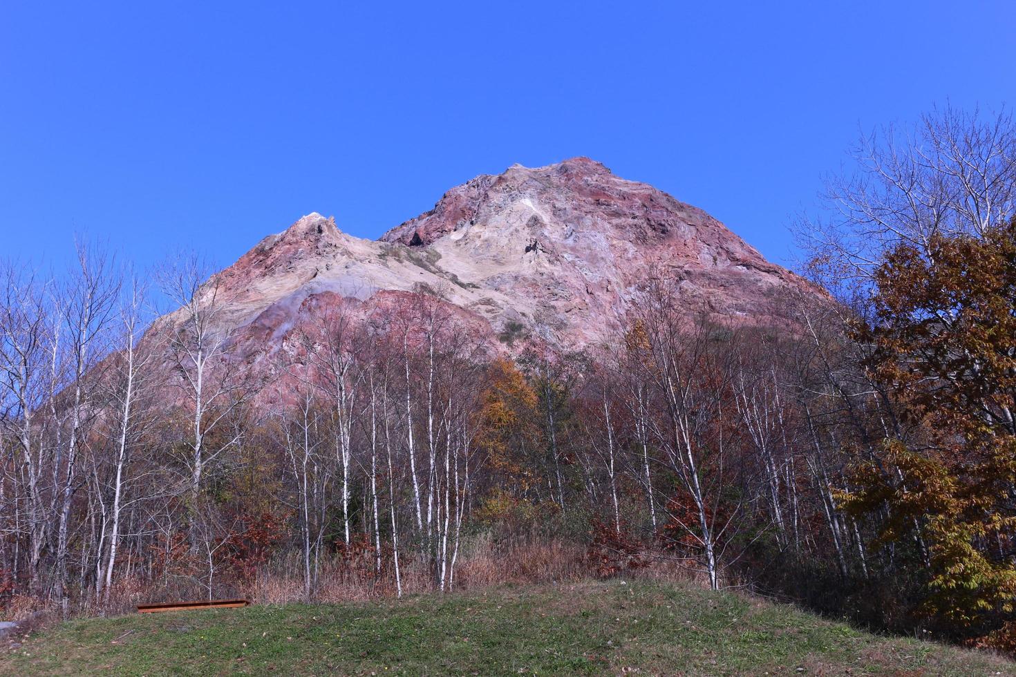 no vulcão ativo mt showa shinzan com céu azul em Hokkaido foto