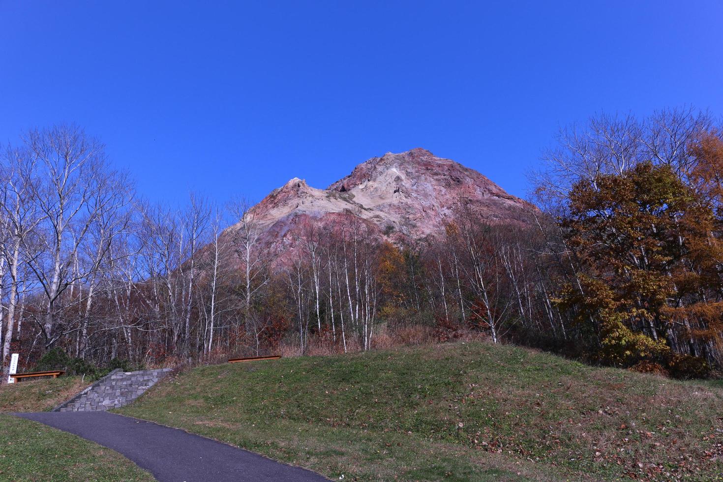 no vulcão ativo mt showa shinzan com céu azul em Hokkaido foto