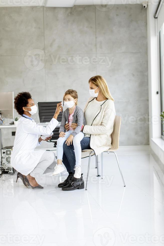 pediatra examinando paciente foto