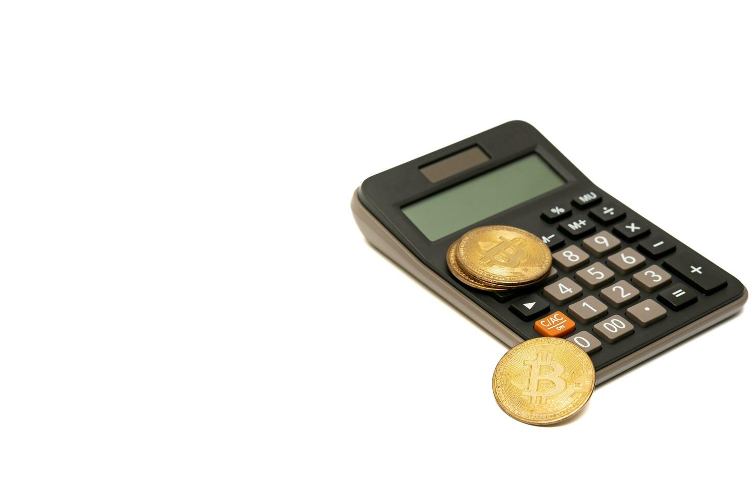 calculadora e moeda bitcoin isolado em branco fundo, Cálculo do lucratividade. foto