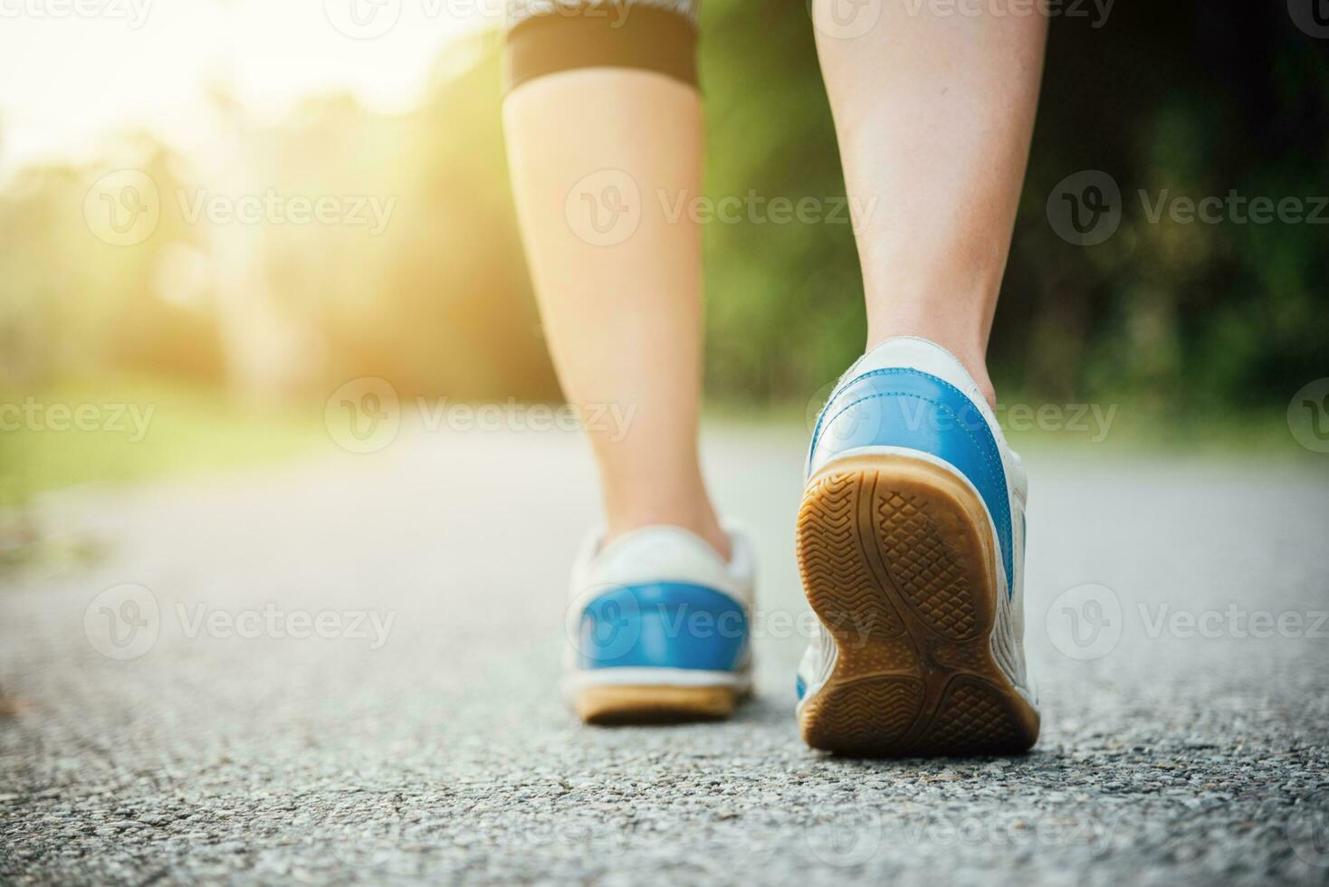 mulher dentro corrida sapatos pisar em caminho em uma manhã foto