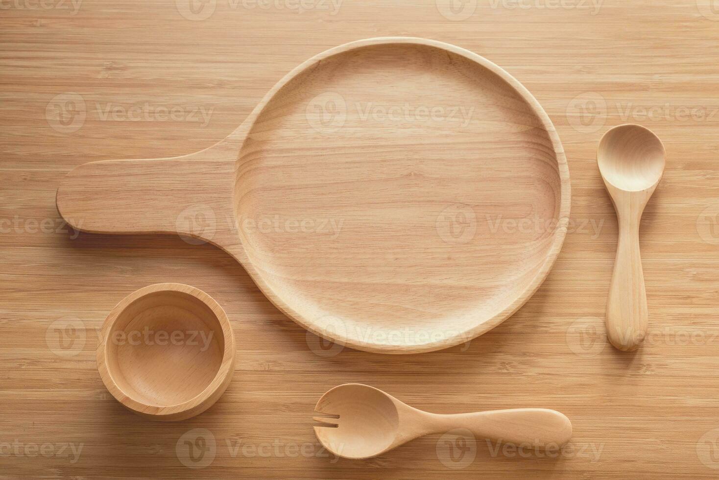 de madeira utensílios de cozinha utensílios conjunto do de madeira placa, garfo, colher em mesa foto