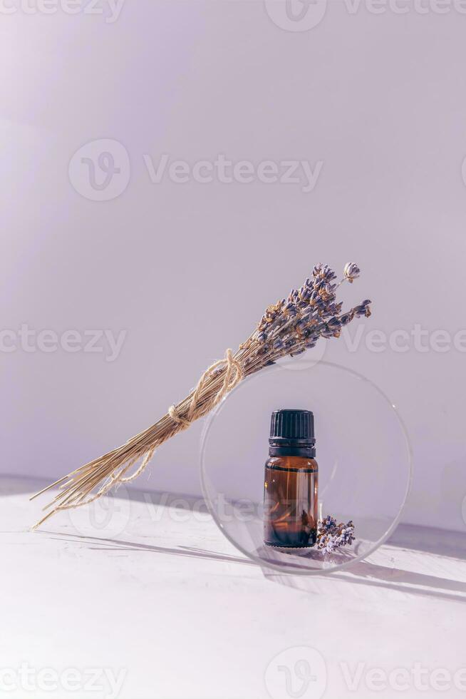 uma garrafa com lavanda essencial óleo em uma lilás fundo. a conceito do aromaterapia e relaxamento. foto