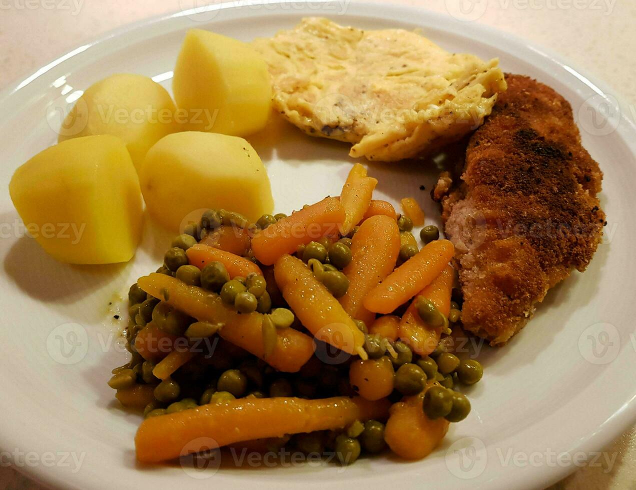 panado salsicha schnitzel com lado pratos foto